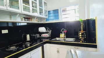 Kühlschrank, Mikrowelle, Herdplatte, Toaster