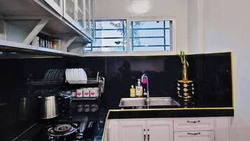 Refrigerador, microondas, parrilla de estufa y tostadora