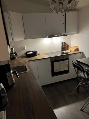 Microwave, dishwasher, coffee/tea maker, cookware/dishes/utensils - Charming 2-Bedroom Apartment in Fjerdingby, Norway (Fjerdingby)