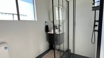 Regadera, secadora de cabello, toallas