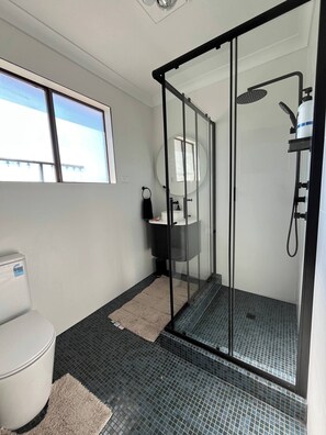 Regadera, secadora de cabello, toallas 