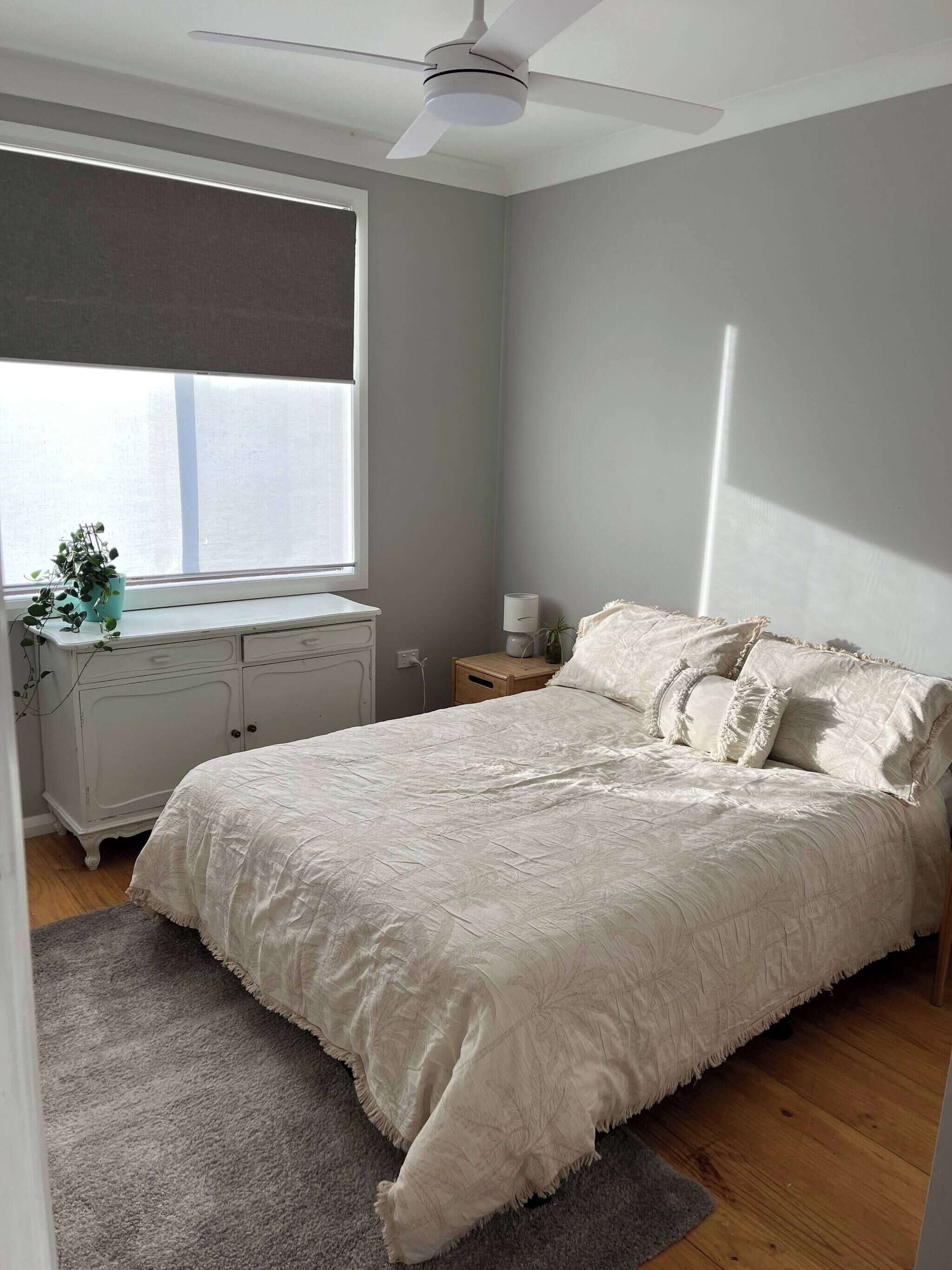 3 habitaciones, tabla de planchar con plancha y ropa de cama 