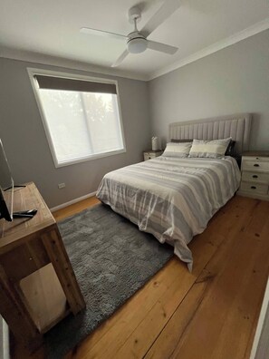 3 habitaciones, tabla de planchar con plancha y ropa de cama 