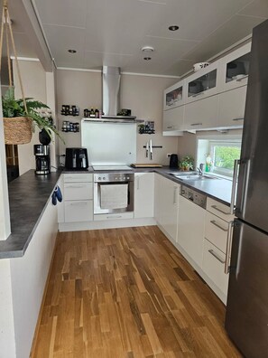 冷蔵庫、オーブン、コンロ、食器洗い機