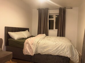 Internet - Charming 4-Bedroom House Rental in Basildon, UK (Basildon)