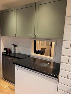 Private kitchen - Charming 4-Bedroom House Rental in Basildon, UK (Basildon)