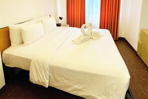 Escritorio, wifi gratis, ropa de cama y acceso para silla de ruedas 
