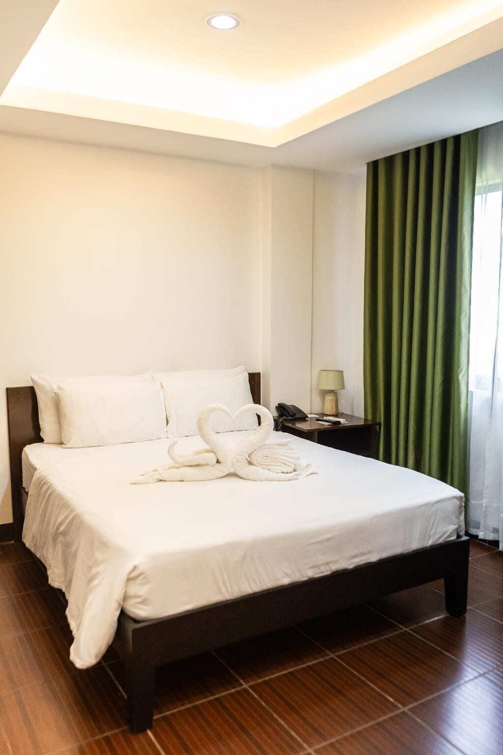 Standard Queen Room | Desk, free WiFi, bed sheets, wheelchair access