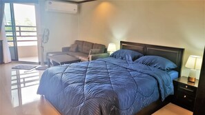 Bed sheets - Cozy Studio with Pool View in Vibrant Jomtien (Pattaya City)