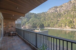 Property grounds - Alaya Stays Lakefront Escape 2BHK Suite (Nainital)