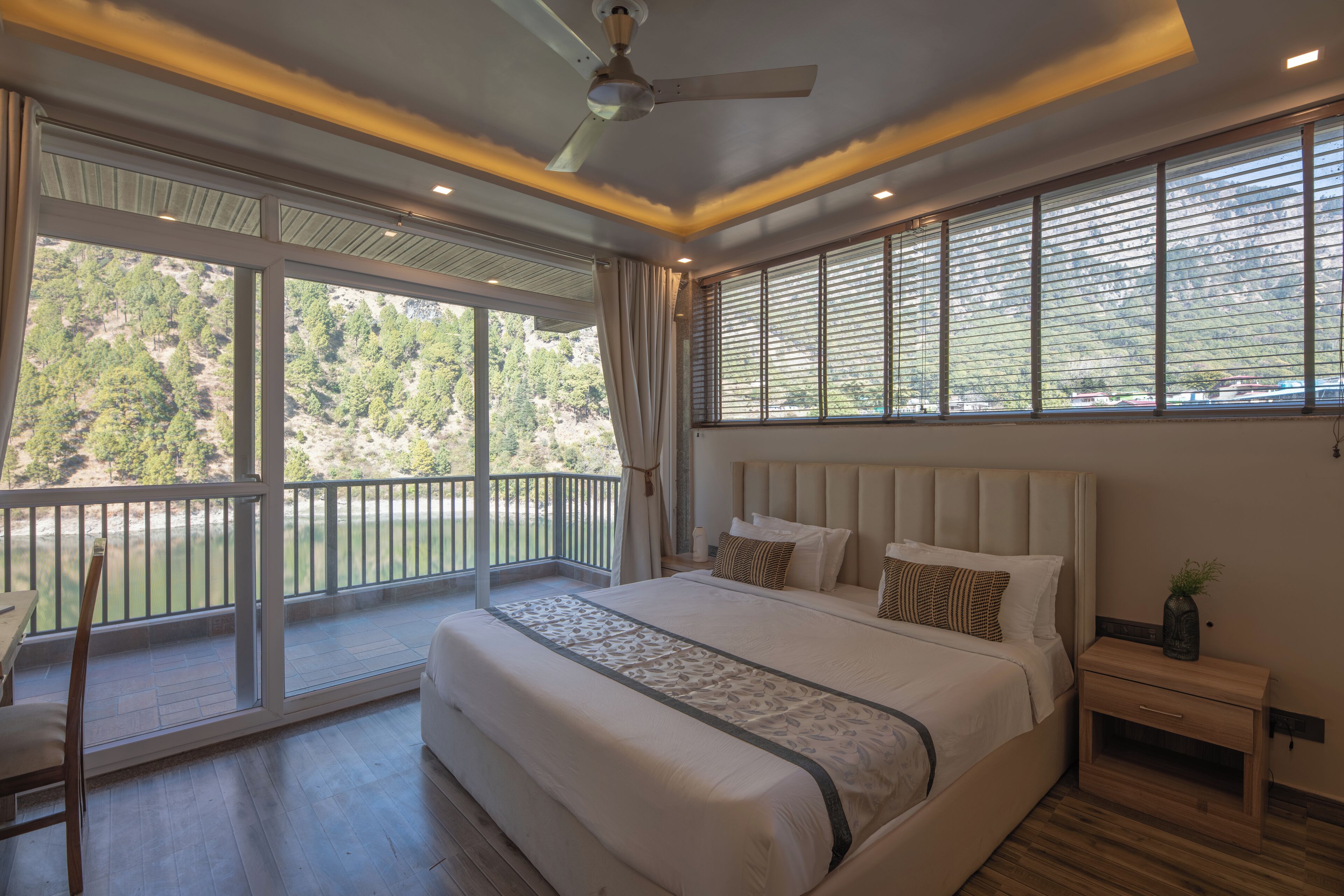 Deluxe Room, Lake View | Free WiFi