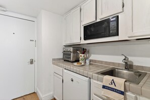 Kahvin-/teenkeitin, leivänpaahdin, keittoastiat/astiat/ruokailuvälineet