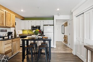 Fridge, microwave, stovetop, dishwasher