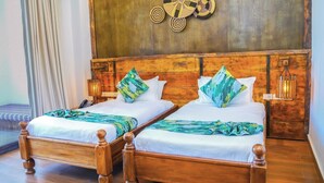 A double bed with wooden headboards and a wooden floor. - Noora Resort (Bishoftu)