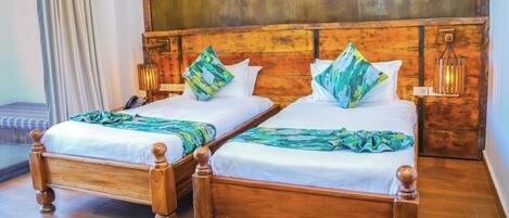 Family Triple Room, Balcony, Lake View | Peti besi dalam bilik, langsir/tirai gelap terus