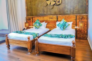 Familie driepersoonskamer, balkon, uitzicht op meer | Een kluis op de kamer, verduisterende gordijnen