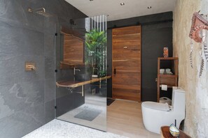 Shower, hair dryer, bidet, towels - La Rana Curiosa: 4 Bed/4.5 Bath LUX Villa @BlueDeerTulum (Tulum)