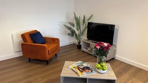 Smart TV - Central 2-Bed Flat Near The Square (Swindon)
