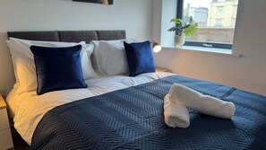2 bedrooms, iron/ironing board, free WiFi - Central 2-Bed Flat Near The Square (Swindon)