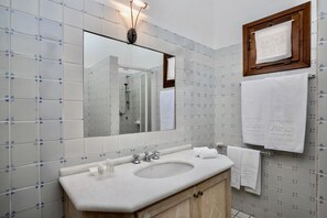 Shower, bidet, towels - Hotel Airone room Comfort 2 beds (Arzachena)