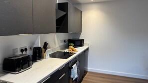 Coffee/tea maker, fridge, microwave, oven - Cosy 1-Bed Apartment, Swindon Old Town (Swindon)
