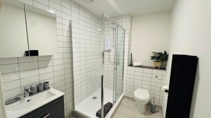 Shower - Cosy 1-Bed Apartment, Old Town (Swindon)