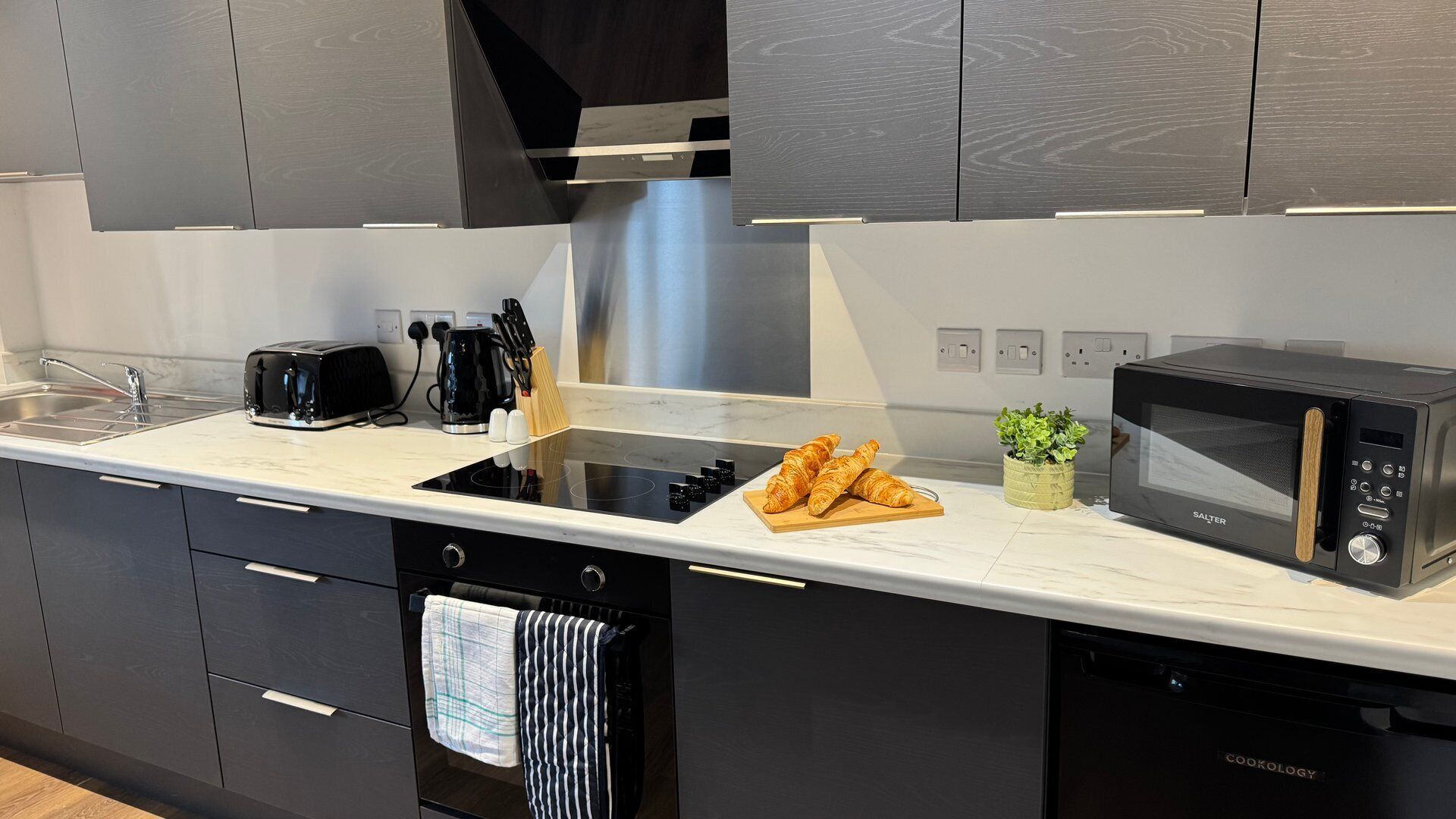 Coffee/tea maker, fridge, microwave, oven