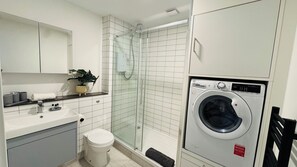 Shower - Quiet 1-Bed Apartment in Old Town (Swindon)