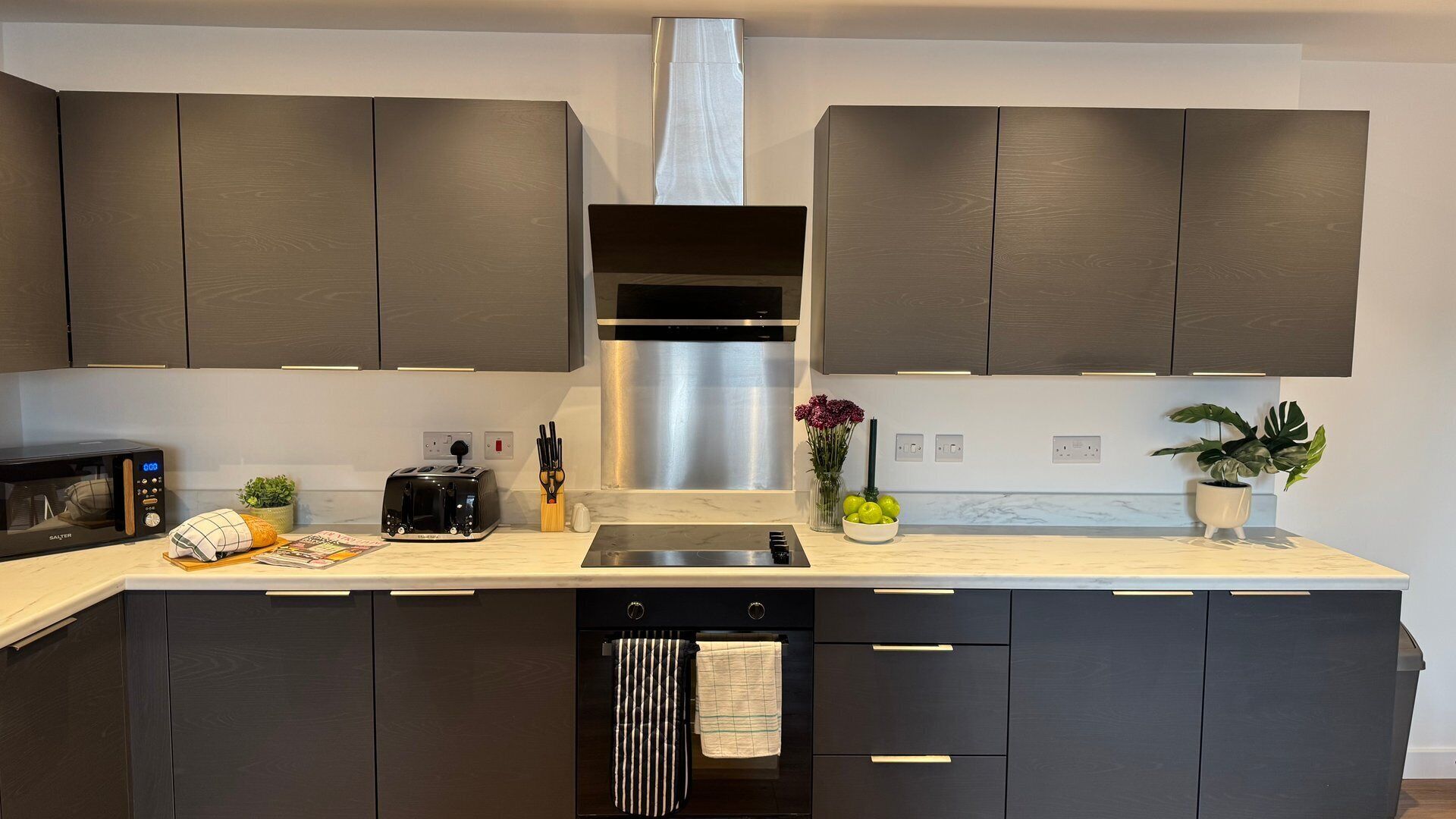 Coffee/tea maker, fridge, microwave, oven