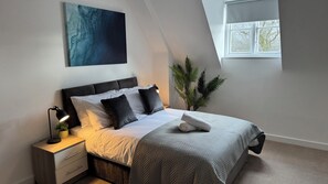2 bedrooms, iron/ironing board, free WiFi - Stylish 2-Bed Apartment, Swindon (Swindon)