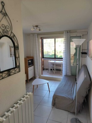 1 bedroom, iron/ironing board, travel cot, free WiFi - Pleasant apartment 3 minutes' walk from the Argentière beach. (La Londe les maures)