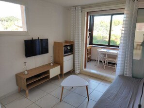 TV - Pleasant apartment 3 minutes' walk from the Argentière beach. (La Londe les maures)