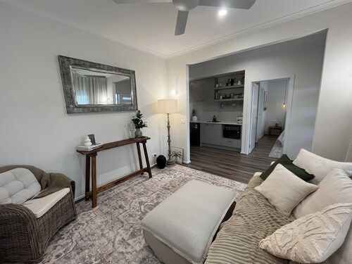 Wildflower Quarters: King Bed Scenic Hideaway