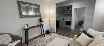 Wildflower Quarters: King Bed Scenic Hideaway