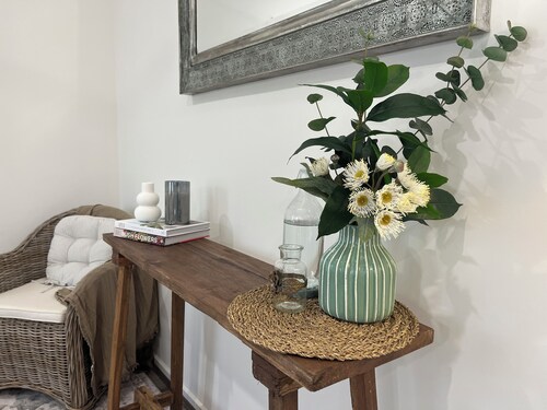 Wildflower Quarters: King Bed Scenic Hideaway