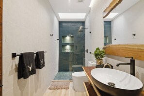 Hair dryer, towels, soap, toilet paper - Gran Flamenco: 4 Bed & 4.5 Bath LUX Villa at #BlueDeerTulum (Tulum)