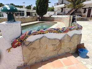 Una piscina al aire libre de temporada