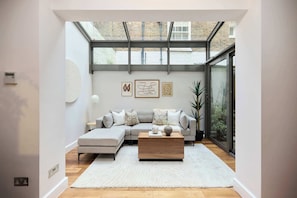 TV - The Kensington End House (London)