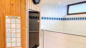 A sauna area with wooden walls, a clock, and a poster with instructions. - Apartment Schwarzwald-Kult – Your Retro Time Travel Experience (Schluchsee)
