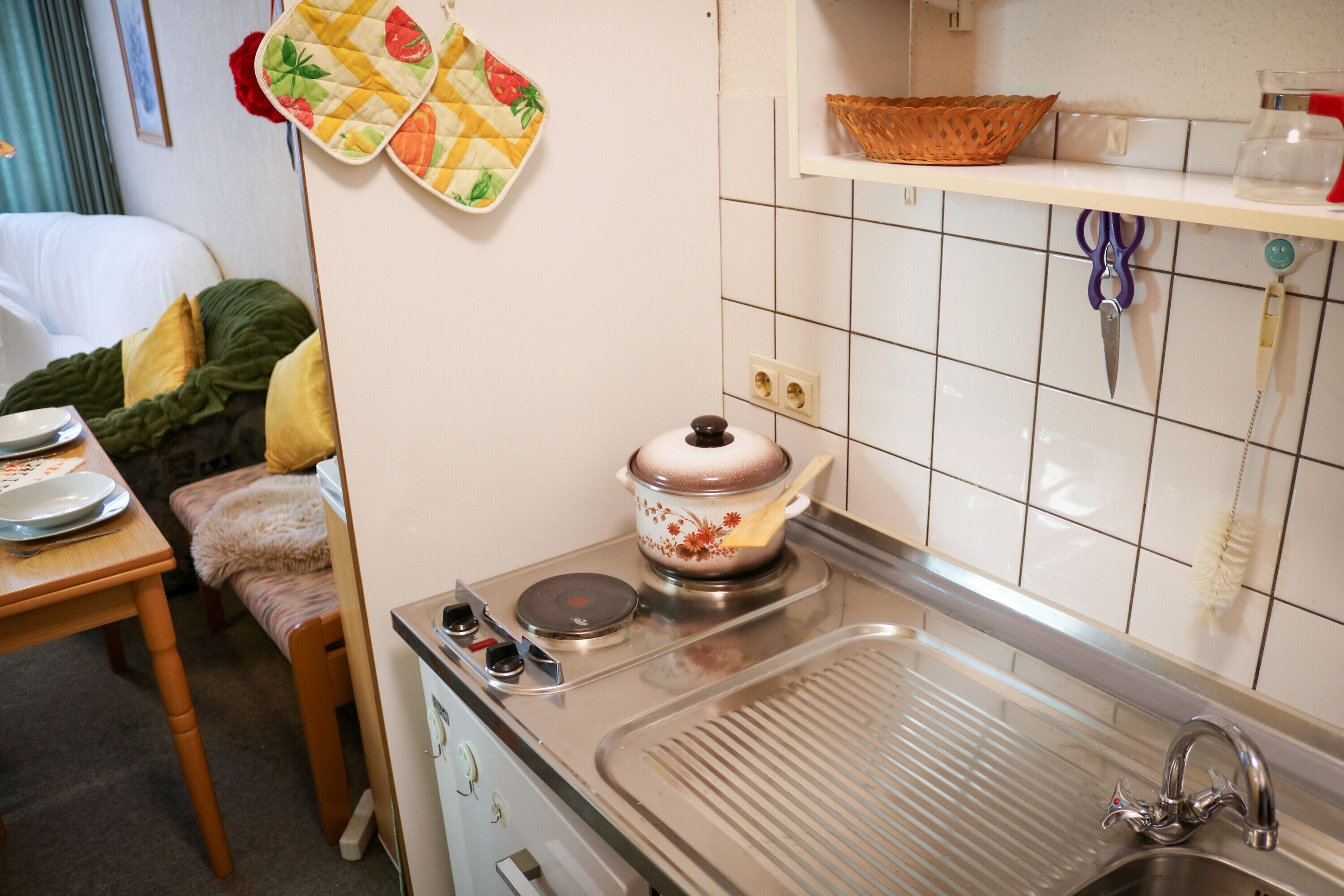Refrigerador, horno, parrilla de estufa y cafetera y tetera 