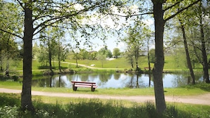 A park with a pond, a path, and a bench. - Schluchsee Magic 1123 – Alpine Chic with Pool & Sauna (Schluchsee)