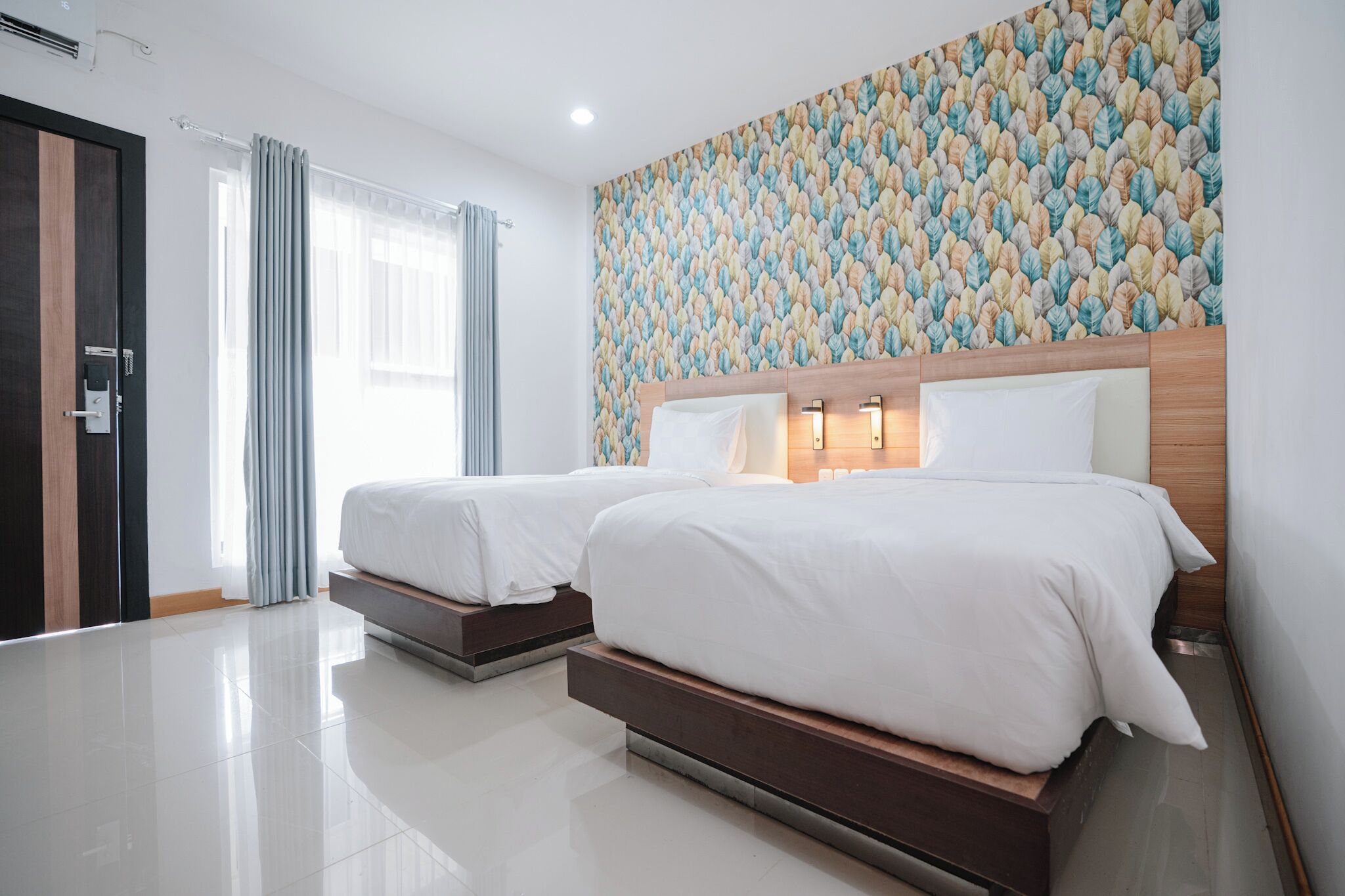 Desk, laptop workspace, free WiFi