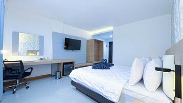 Executive Double Room | Desk, laptop workspace, free WiFi