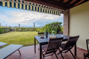 Klassieke cottage, terras, uitzicht op tuin | Terras