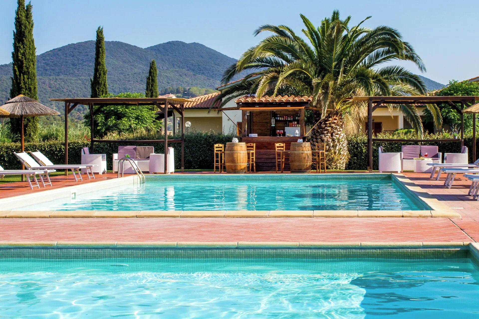 季節限定屋外プール、プール パラソル、サンラウンジャー