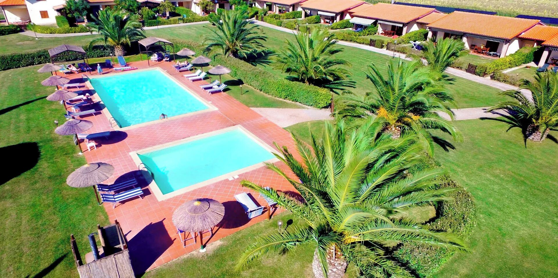 季節性室外游泳池，提供泳池遮陽傘和日光浴躺椅