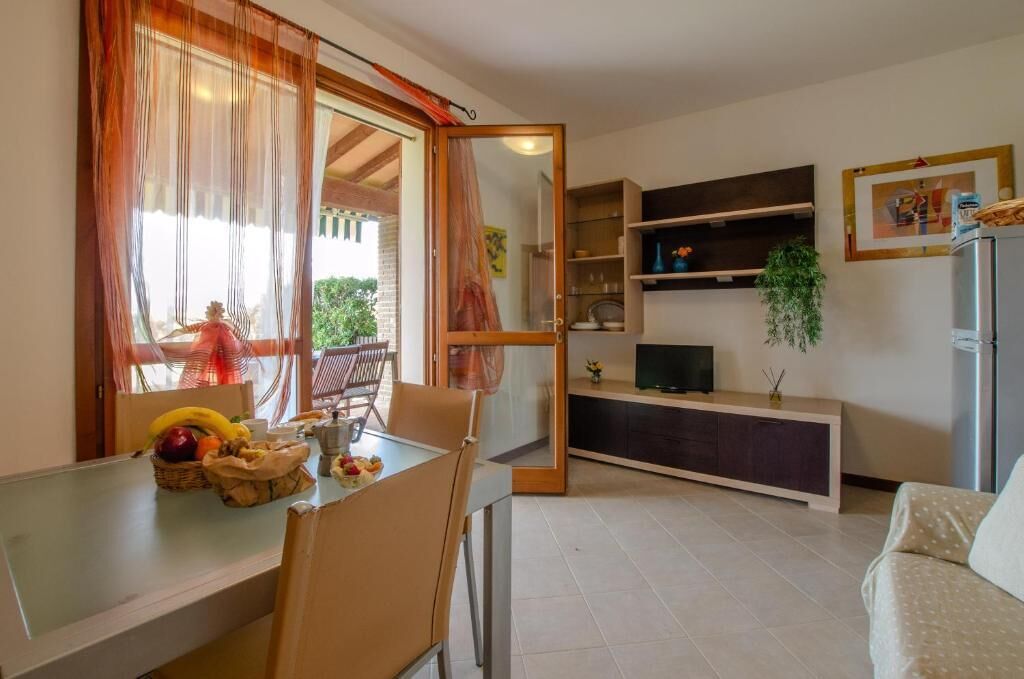 Classic Cottage, Patio, Garden View | Ruang tamu | 24 inci televisyen skrin rata dengan digital 