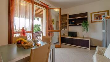 Classic Cottage, Patio, Garden View | Ruang tamu | 24 inci televisyen skrin rata dengan digital