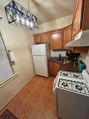 Refrigerador, microondas, horno y parrilla de estufa 