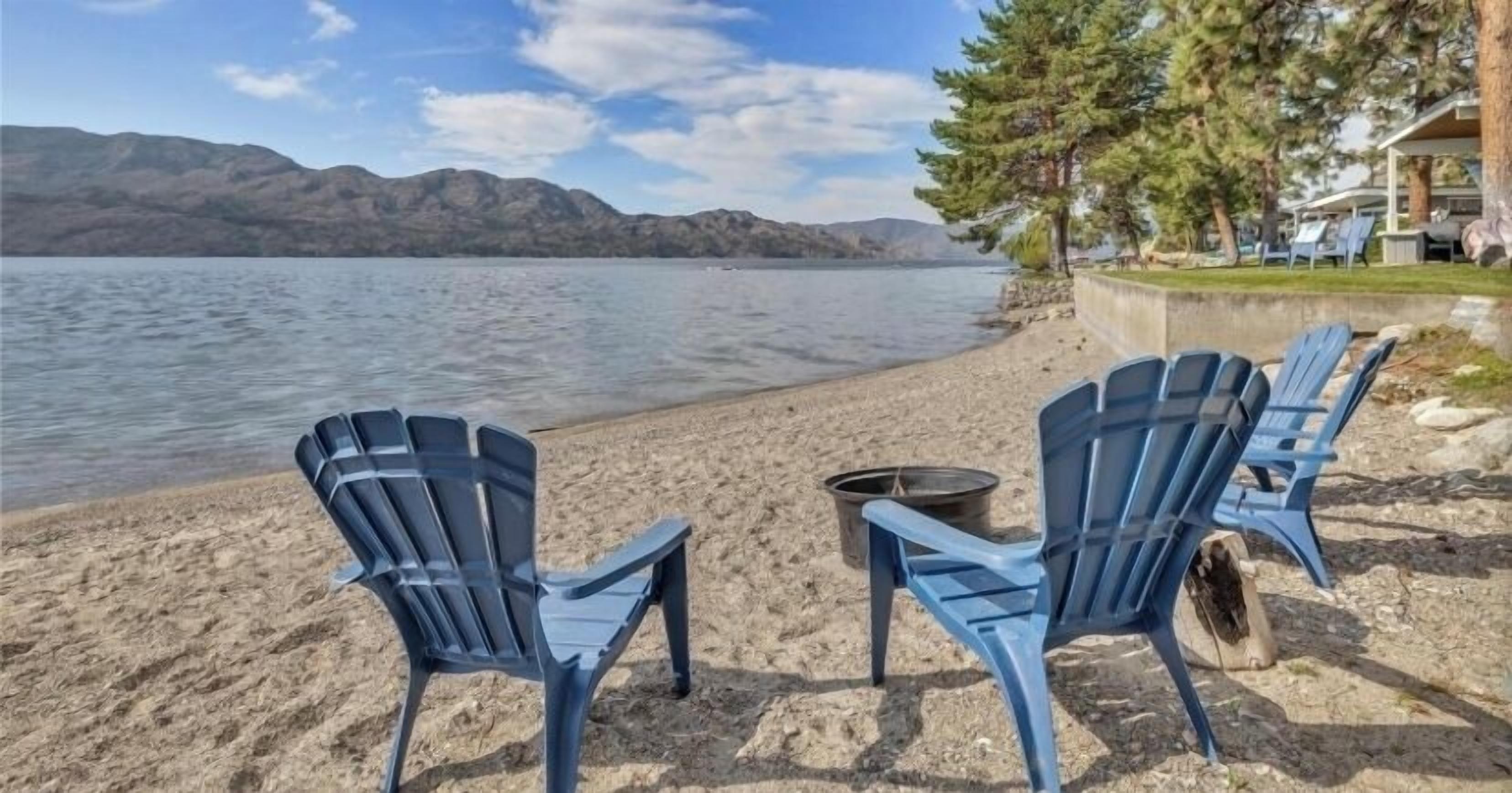 Plage, chaises longues, serviettes de plage